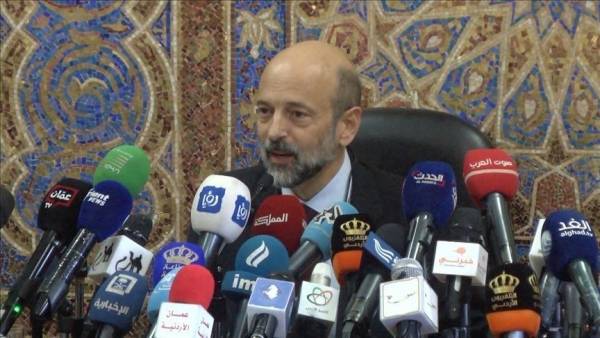 الرزاز أمام مهمة تهدئة الشارع الأردني المتضرر اقتصاديا