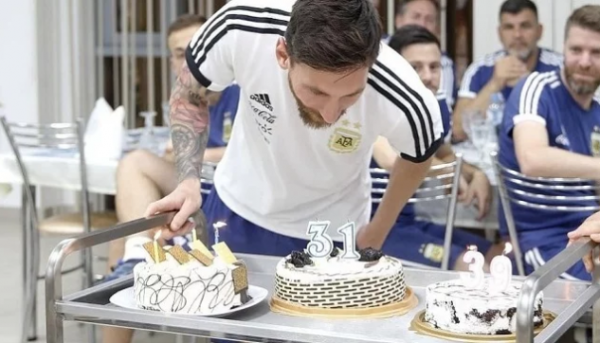 عيد ميلاد ميسي ورضوخ سامباولي الأبرز في صحف الأرجنتين