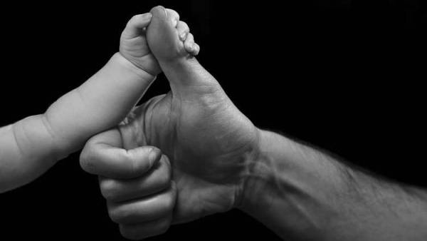 عرض طفل للبيع على الإنترنت!