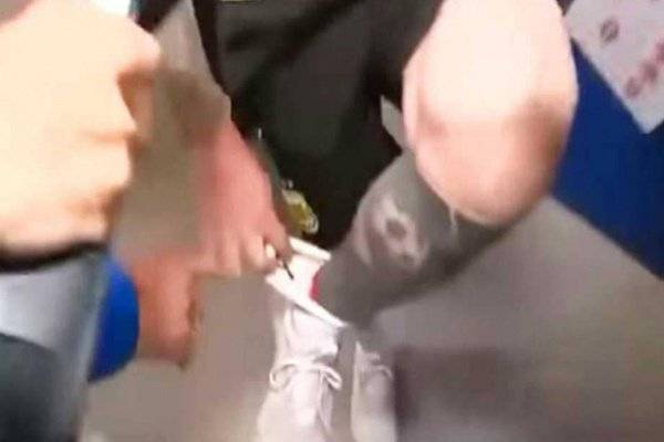 بالفيديو ...ميسي يكشف عن سر غريب مخبأ تحت جوربه