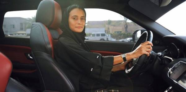 بالفيديو ..أول سعودية تعبر الحدود من الإمارات إلى المملكة بسيارتها الخاصة