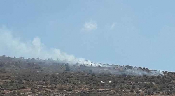 مستوطنون يشعلون النار في جبال بيت فوريك بنابلس