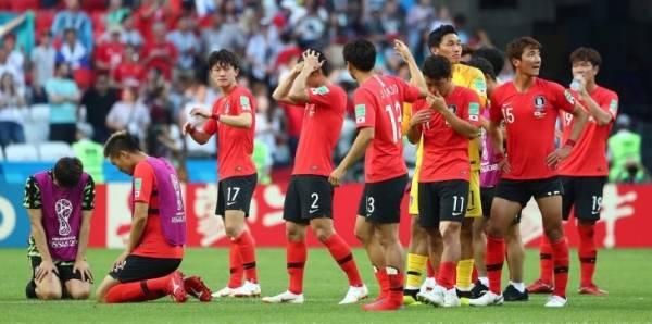 استقبال مهين لبعثة المنتخب الكوري الجنوبي في المطار عند وصولهم الى بلادهم (فيديو)