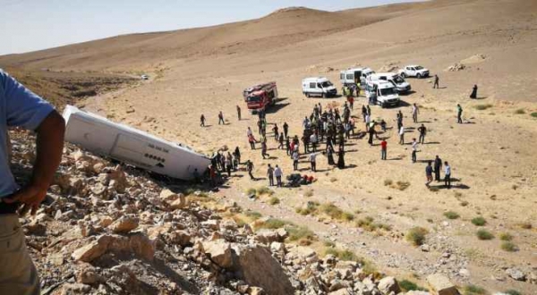 وفاة وعشرات الاصابات بتصادم حافلة تقل 50 راكباً في الطفيلة