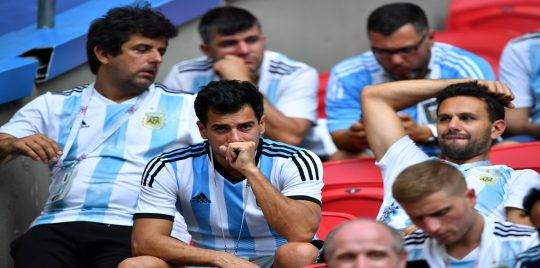 مشجع يلقي التلفزيون من الشرفة حزنًا على خروج الأرجنتين من كأس العالم 2018 (فيديو)