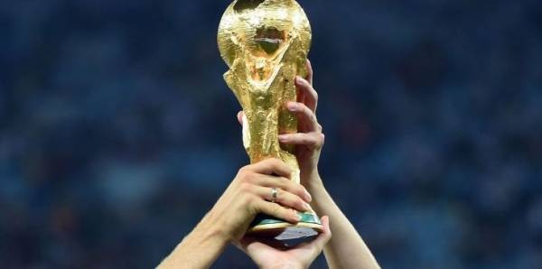 بجانب ميسي وكريستيانو رونالدو.. 10 أساطير كروية لم يحملوا لقب كأس العالم