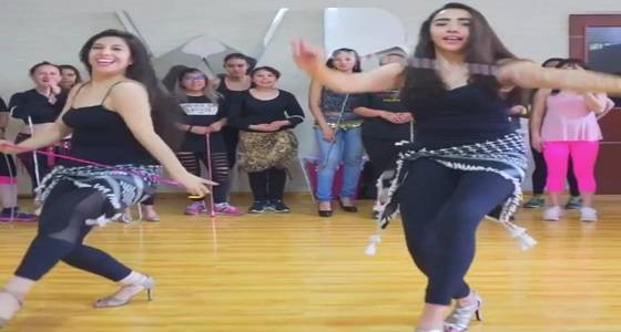 بالفيديو: تحدي بين أم وابنتها في أداء الدبكة الشامية