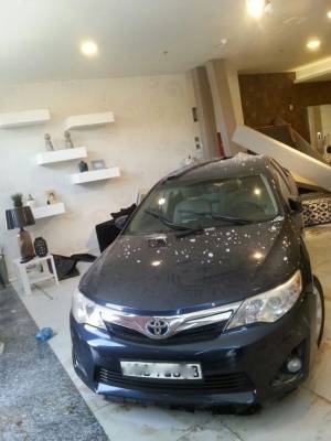 خلدا :سيارة تدهس مواطنا وتقتحم محل أثاث (صور)