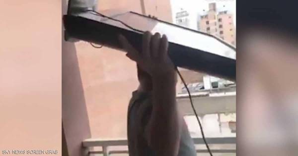 بالفيديو.. تلفزيون طائر يدفع ثمن خيبة الأرجنتين