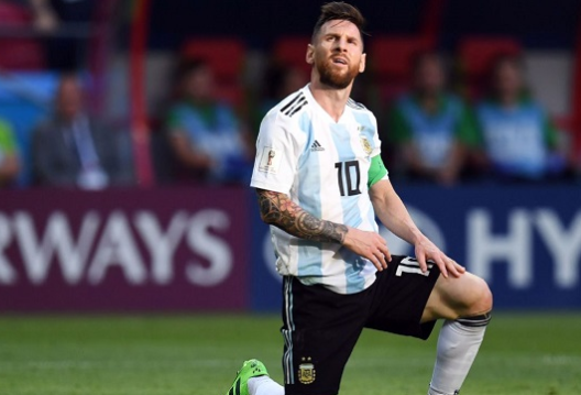 صور.. صدمة زوجة ميسي وابنه بعد وداع كأس العالم