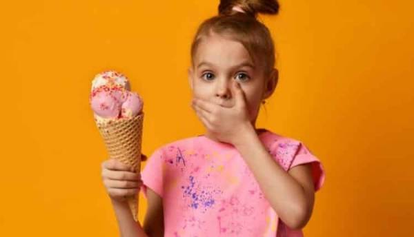 شاهد: هذا النوع من الآيس كريم لا يجب أنْ يتناوله الأطفال!