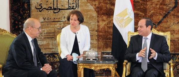 كيكة السيسي لوزير خارجية فرنسا تثير سخرية واسعة