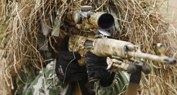 فزع شديد لحظة اغتيال قناص لمسؤول في الفلبين (فيديو)