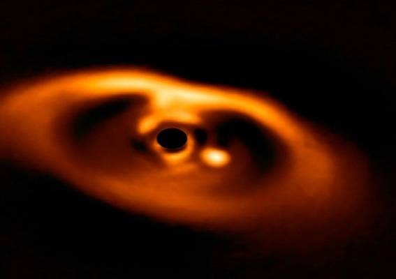 حدث سعيد في الفضاء.. والعلماء يرصدونه لأول مرة