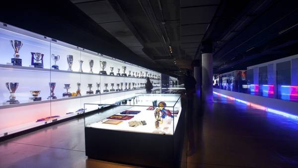 متحف برشلونة لا يعترف بالكرتين الذهبيتين الأخيرتين لرونالدو