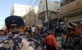 ارتفاع عدد وفيات انهيار العمارة السكنية في الزرقاء الى اثنتين و 7 اصابات(صور)