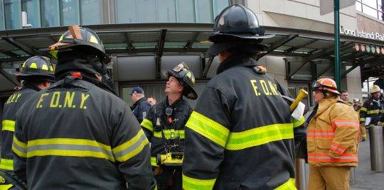 بالفيديو.. لافتة عملاقة تسقط على سيدتين في الشارع