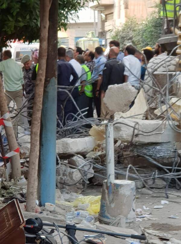 انتشال الجثة الخامسة من تحت عمارة الزرقاء