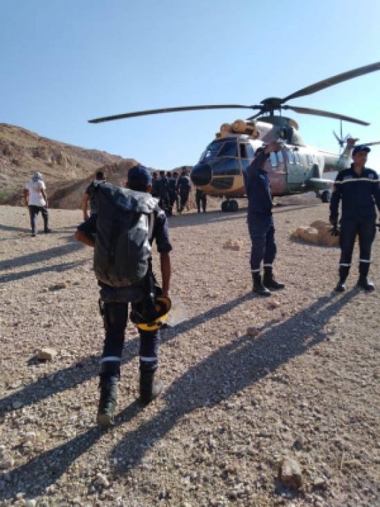 انقاذ شخص سقط على مقطع صخري في مادبا (صور وفيديو)