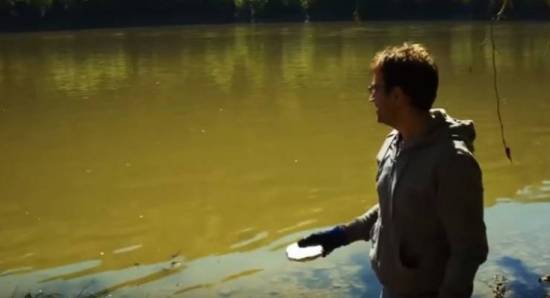 شاهد ماذا حدث ..رجل يرمي قطعة صوديوم كبيرة في بحيرة