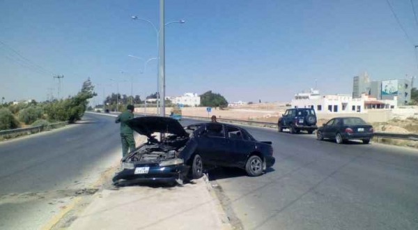 إصابتان بصدم مركبة لعامود إنارة على طريق ام العمد ..صور