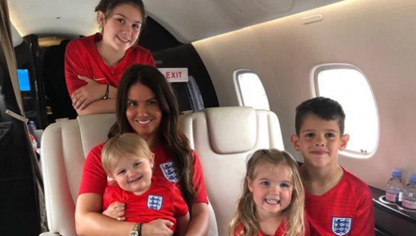 صور.. طيران جماعي لزوجات نجوم إنجلترا إلى روسيا