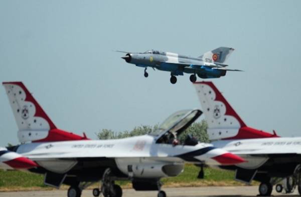 تحطم مروحية رومانية خلال استعراض جوي ومقتل قائدها (فيديو)