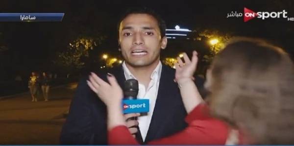 مراسل “أون سبورت” يتلقى قبلة ساخنة على الهواء من مشجعة في كأس العالم (فيديو)‎