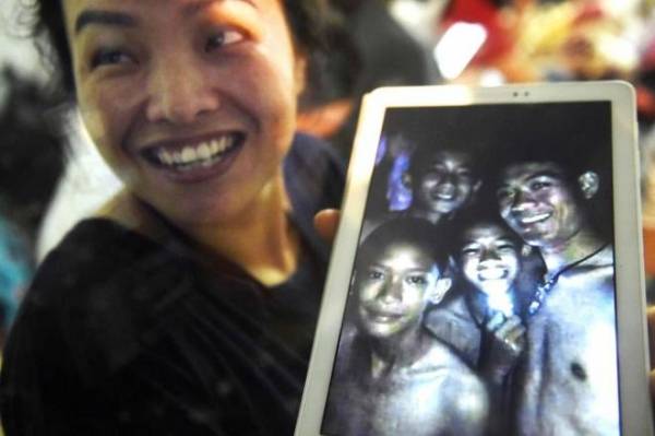 عادوا إلى أحضان أمهاتهم.. كيف انتهت أزمة «أطفال الكهف»؟(فيديو)