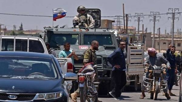 الشرطة العسكرية الروسية ترافق النازحين إلى ديارهم في درعا السورية