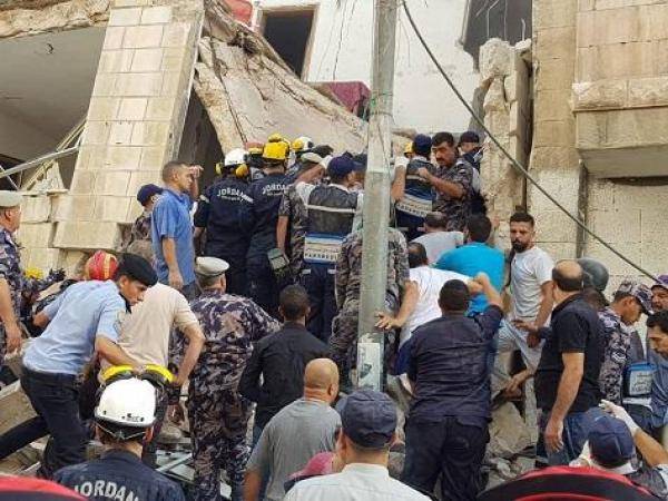 اخلاء بنایة في الزرقاء بعد انھيار سقفھا