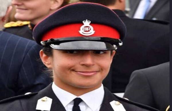 بحرينية تقود طائرة مقاتلة لأول مرة في تاريخ المملكة (صور)