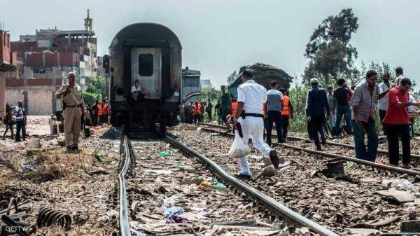 مصر: 55 مصابا في حادث سقوط 3 عربات من قطار الجيزة