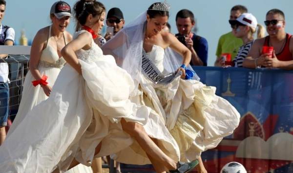 حمى المونديال.. مباراة بين روسيات بأثواب زفاف