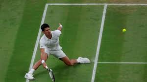 ديوكوفيتش يتقدم على نادال قبل تأجيل صراعهما في ويمبلدون