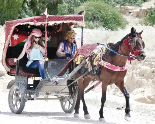 أمير سعودي يوقع اتفاقية لحماية الحيوانات العاملة في البترا