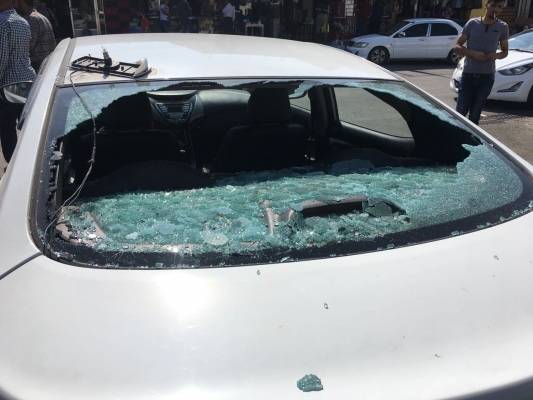 بالصور.. مجهولون يحطمون عدد من السيارات العمومية في اربد