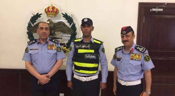 الحمود يكرم رقيب سير في المفرق ..شاهد ماذا فعل