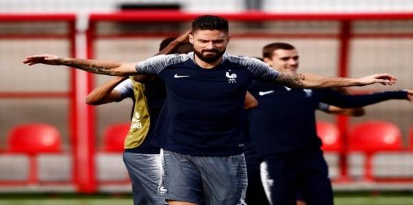 جيرو يتعرض لموقف محرج مع الجماهير قبل مباراة فرنسا وكرواتيا (فيديو)