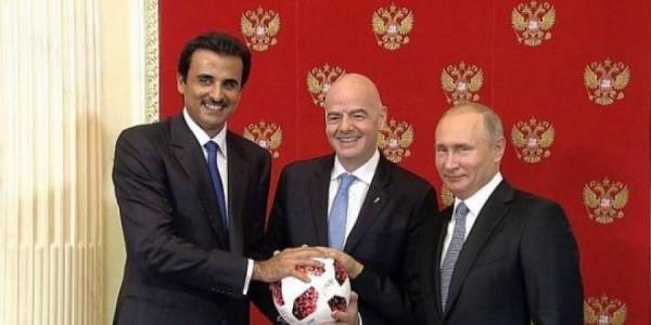 بوتين يسلم أمير قطر شارة تنظيم مونديال 2022