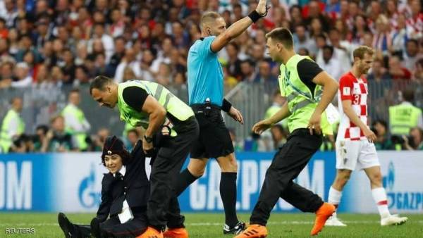 بالصور.. اقتحام جماعي لأرض الملعب بنهائي المونديال