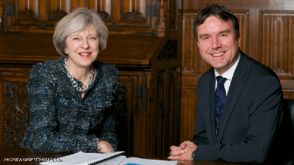 رسائل جنسية تجبر وزيراً بريطانياً على الاستقالة