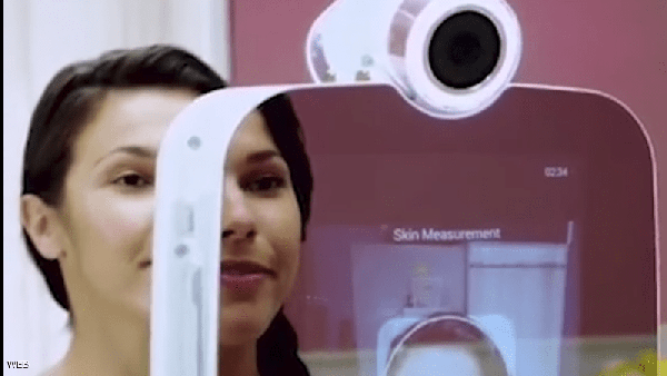 مرآة تقيس الجمال.. وخبراء نفسيون يخشون التبعات