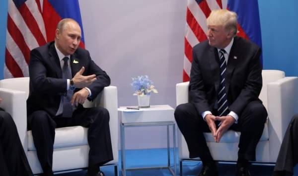 ترامب يتوتر خلال لقائه بوتين في قمة هلسنكي