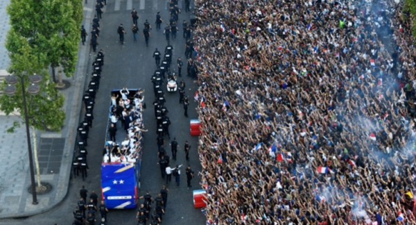 منتخب فرنسا يحتفل باللقب أمام مئات الالاف من مشجعيه