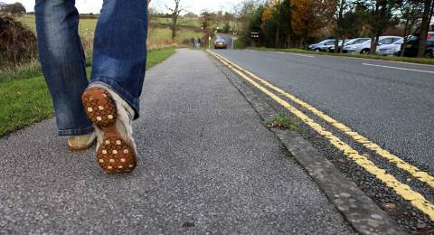 موظف سار 14 ميلا خوفا من التأخر عن عمله ..فكانت المفاجأة (فيديو)