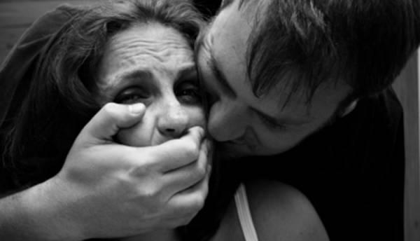 قصة مؤلمة … تعرّضت للاغتصاب الجماعي على يدّ خمسة أفراد من عائلتها… والعنف لم يتوقف عند هذا الحدّ!