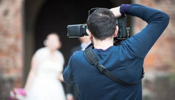 مصوّر يعتدي بالضرب على العريس في حفل الزفاف