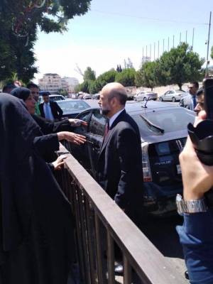 والدة مسجون ناشدت الرزاز ابوس رجليك بدنا عفو عام  والاخير يعد