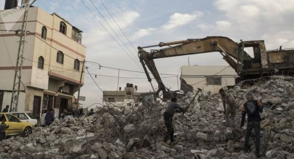 فلسطينيون يهدمون منزلهم رافضين السماح للمستوطنين العيش فيه